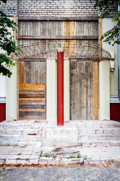 用木板封住工业大楼的入口图片下载