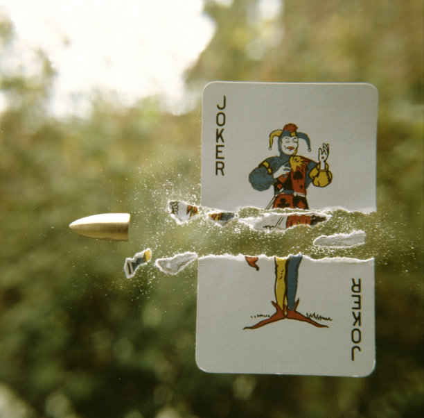 子弹穿过甲板图片下载