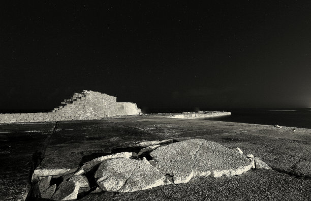 海滩上的码头，黑白相间图片下载