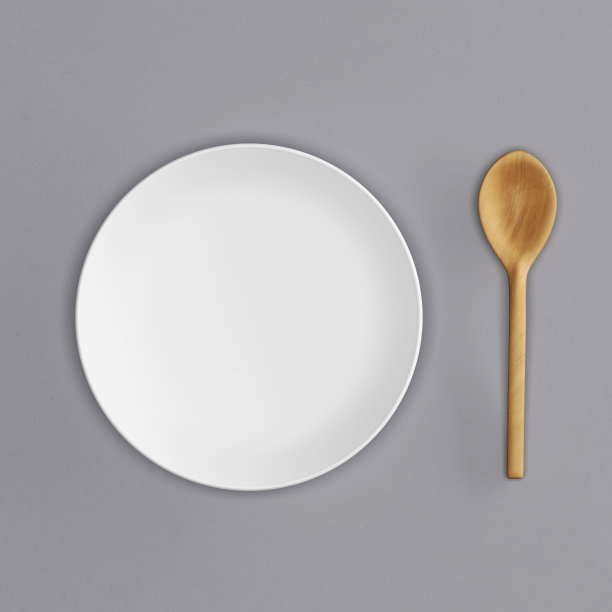灰色背景上的圆形盘子和木勺图片下载