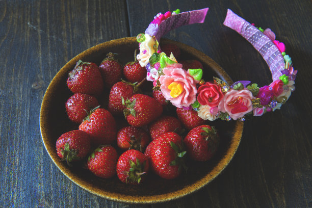 夏天发带和新鲜草莓图片下载