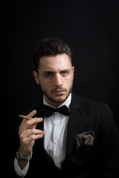 模特在抽雪茄图片下载