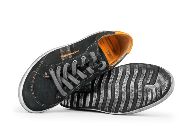 一双黑色运动鞋孤立在白色图片下载