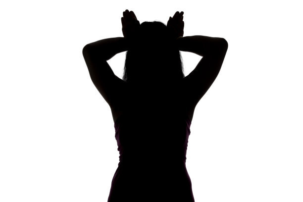 女人展示兔子的剪影图片下载
