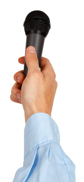 穿着蓝色衬衫的男人的手拿着麦克风图片下载