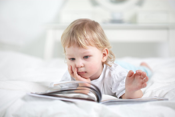 快乐的男孩读书图片下载