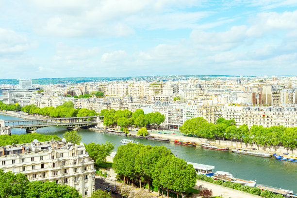 从埃菲尔铁塔俯瞰巴黎图片下载