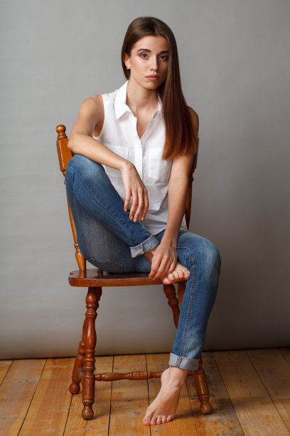 美丽的时装模特在工作室摆姿势图片下载