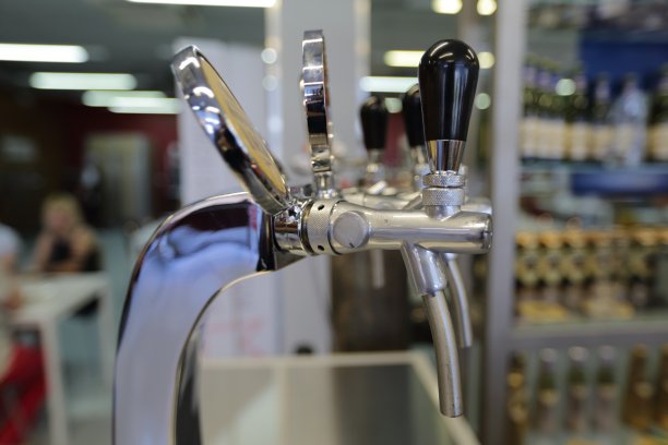 带有补偿器的啤酒龙头图片下载