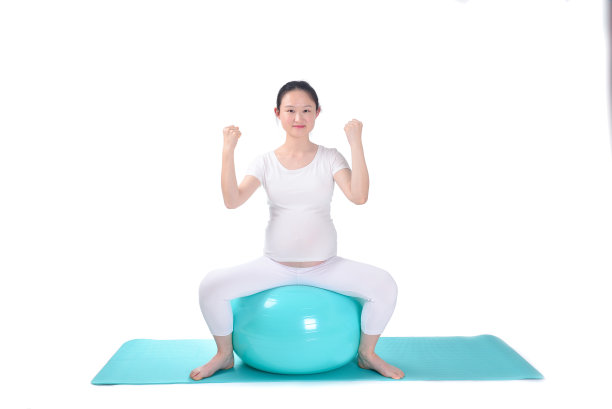 孕妇用健身球锻炼身体素材图片