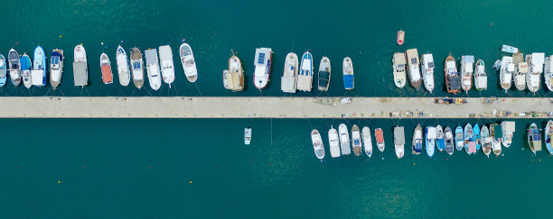 俯视图照片的船只在码头图片下载