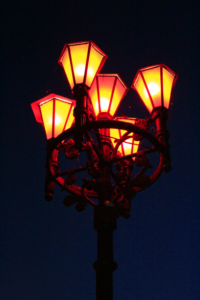 黑暗中明亮的灯笼图片下载