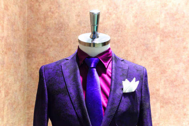 新的时尚服装在人体模型上图片下载