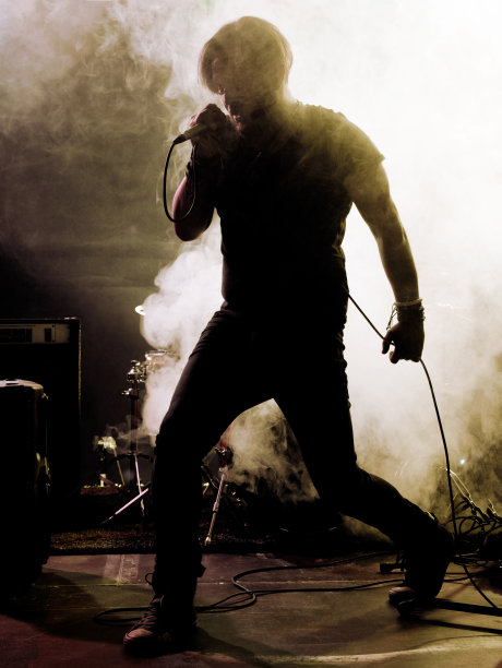 摇滚乐队在舞台上表演。吉他手。图片下载