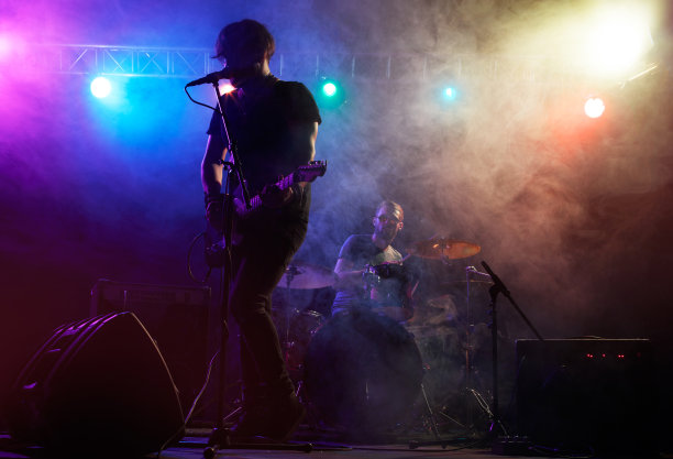 舞台上吉他手的剪影。图片下载