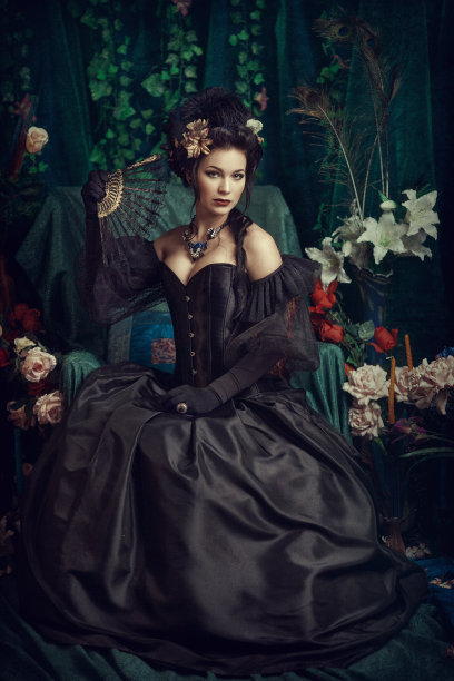 绿色背景下穿着黑色裙子的女孩图片下载