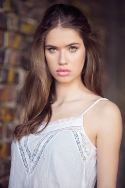 美丽年轻女子的肖像图片下载