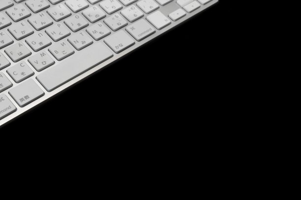 特写的多语言无线键盘隔离在黑Ba上图片下载