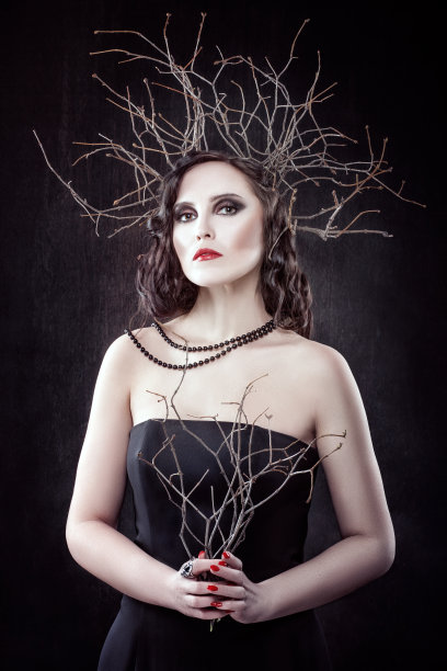 头上有树枝的女孩。图片下载