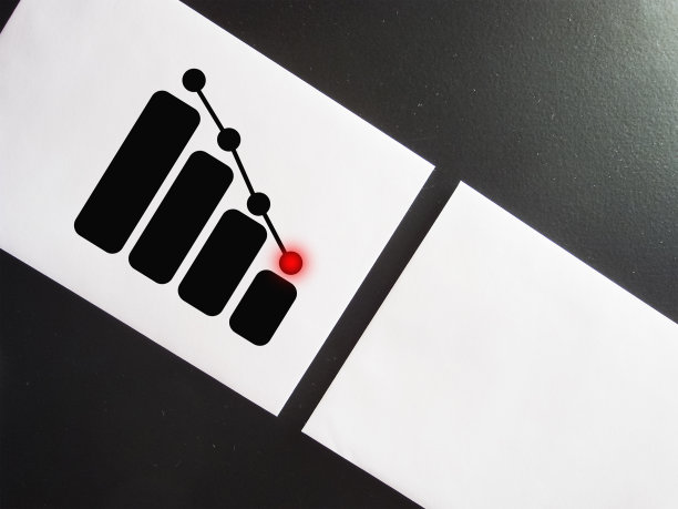 曲线下降。打印在纸上。木质纹理。图片下载