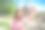 一名女子用手机自拍并发布在社交媒体上。图片下载