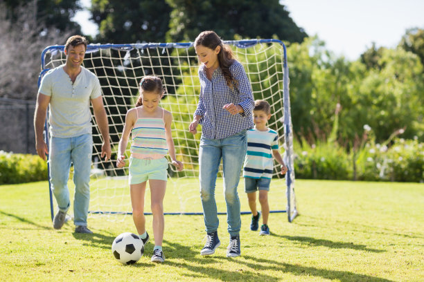 一家人一起在公园踢足球图片下载