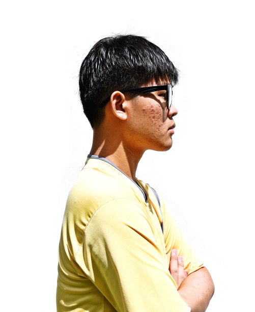 十几岁的孩子戴着黑框眼镜，十几岁的孩子穿着黄色的衬衫，背景是白色的图片下载