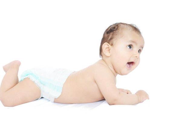 一个快乐的婴儿躺在孤立的白色背景上的肖像。图片下载