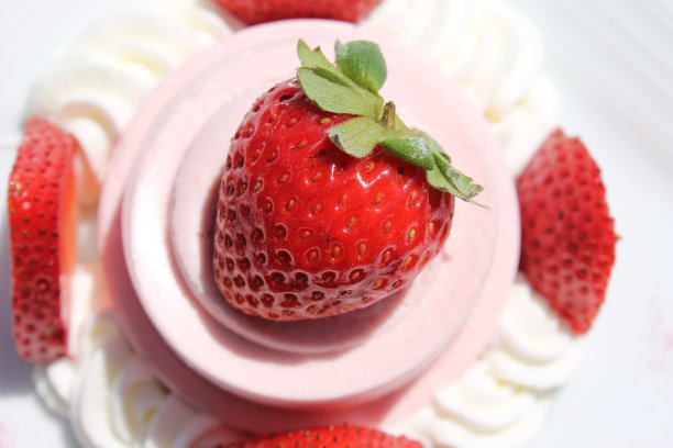优雅的草莓慕斯图片下载