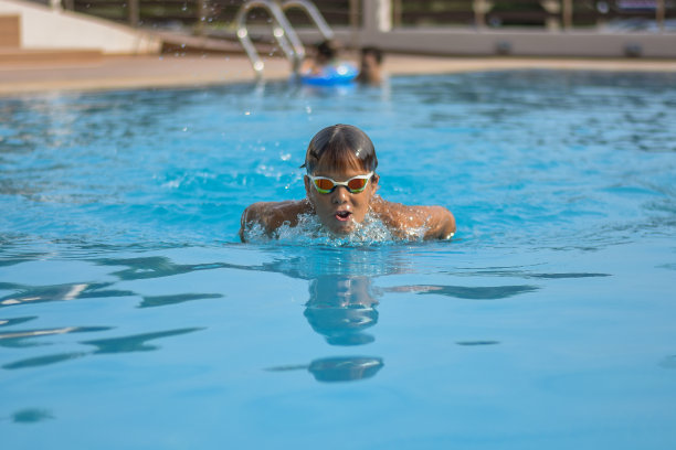 游泳童子-蝴蝶风格与眼镜图片下载