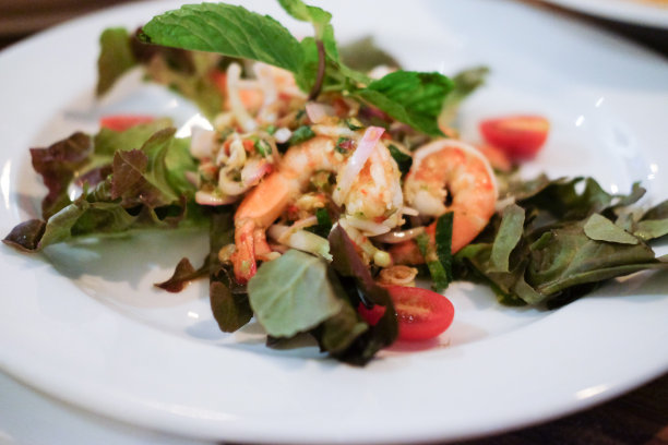 泰式辣味海鲜沙拉，混合蔬菜和香草图片下载