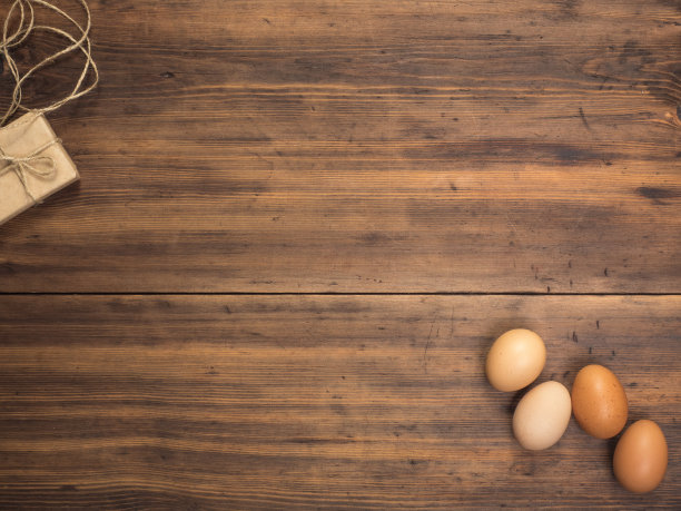 复活节彩蛋，旧木桌上的礼品盒。顶视图与空间为您的设计，复活节问候或广告。乡村背景图片下载