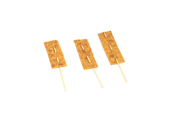 美味的鱿鱼串在白色的背景零食的背景图片下载