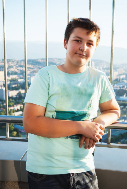 微笑的少年肖像在阳光时间图片下载