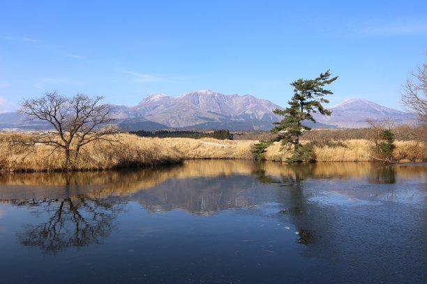 九重連山と池图片下载