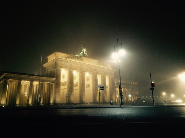 薄雾之夜的勃兰登堡门图片下载