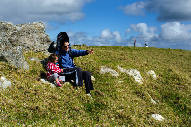 母亲和她的孩子一起旅行图片下载