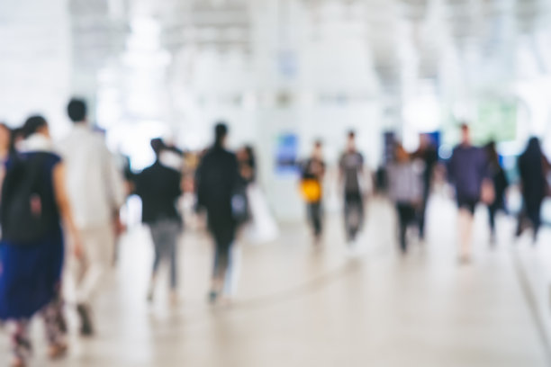 模糊人们行走现代建筑空间城市生活方式图片下载