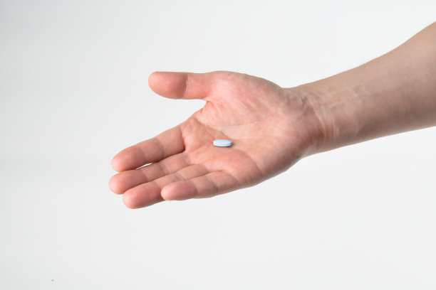 药丸在手心。素材图片