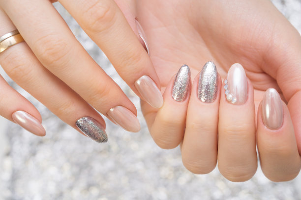 手与美丽的美甲。自然指甲用啫喱指甲油图片下载