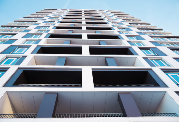 现代和新的公寓大楼。这张照片拍摄的是莫斯科一栋带有阳台的高层公寓，映衬着蓝天。图片下载