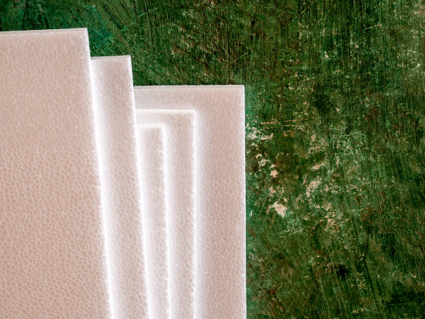 白色泡沫纹理。在旧的混凝土墙上。图片下载