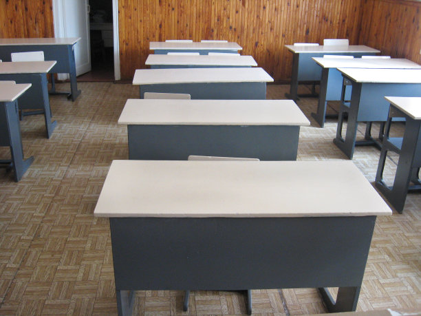教室的桌子图片下载