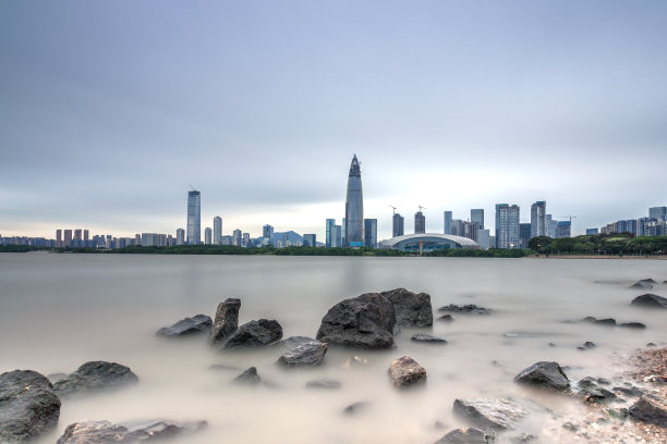 深圳湾的建筑和天际线图片下载
