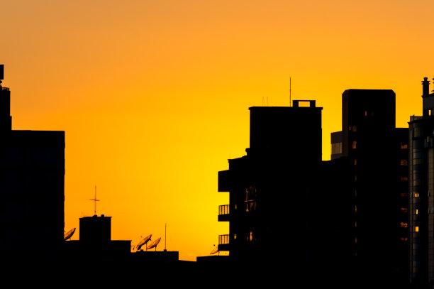 阳光下的黄色天空图片下载