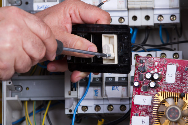 电工用不同的工具固定电气装置图片下载