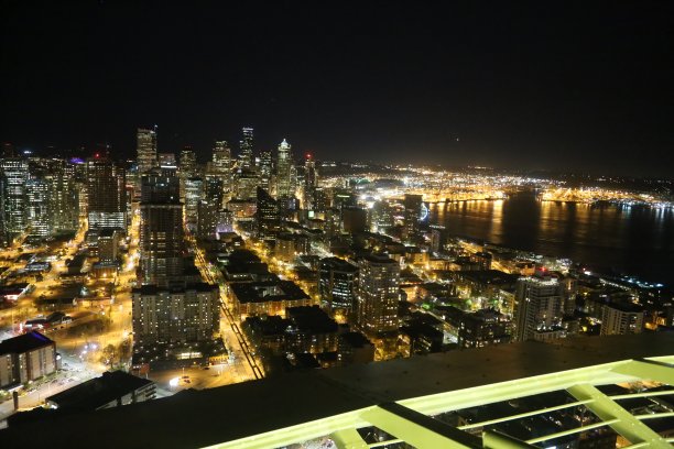 晚上从太空针塔上看到的西雅图天际线图片下载