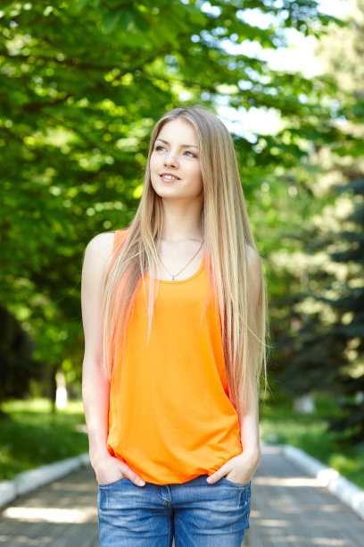 在户外沉思的年轻女子。图片下载