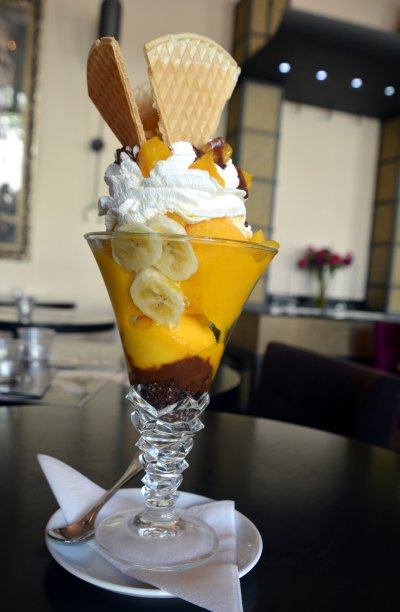 冰淇淋和香蕉加生奶油。甜蜜的夏天甜点。图片下载