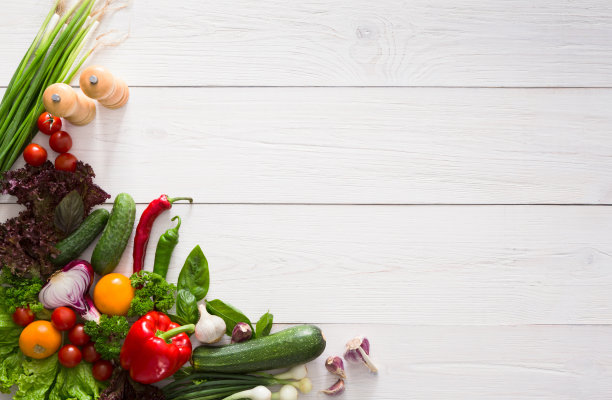新鲜蔬菜在白色的木材背景与拷贝空间边界素材图片